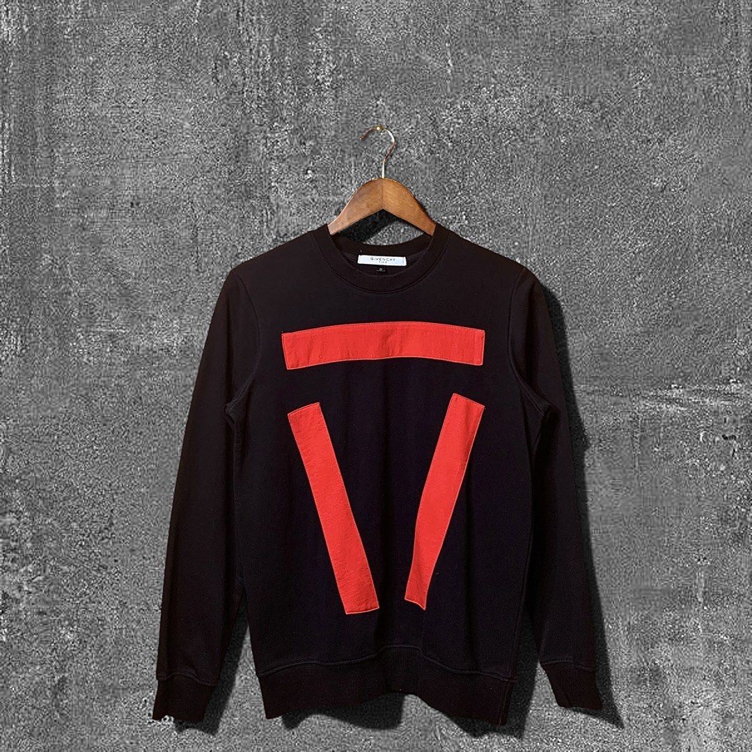 Givenchy Paris Crewneck Pullover (Category: Formal Shirts) located in Quezon City. Submitted by donklasiko (Listing ID 1463124543, Image 1). Description: Condition: 9.5+/10 Pristine condition Issue: non Refer to the dimension 🤗 PM FOR MORE DETAILS NO RETURN, NO EXCHANGE & NO REFUND! ✅I ALSO ACCEPT TRADE/SWAP TO ANYTHING JUST DROP YOUR OFFER Please manage your expectations, this is a secondhand item. What you see is what you get 😊 💵MOP: GCASH, 