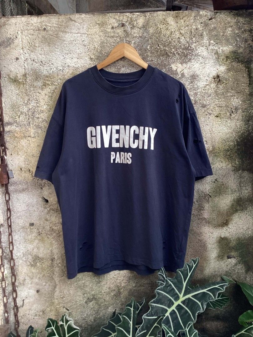 Givenchy Paris T-shirt (Category: Tshirts & Polo Shirts ) located in Mangaldan. Submitted by manuelingalla_3rd (Listing ID 1463240994, Image 1). Description: - Navy blue Givenchy Paris t-shirt - Features distressed details on sleeves and hem - Classic Givenchy logo print - Comfortable and stylish - Ideal for casual wear - 24/29.
