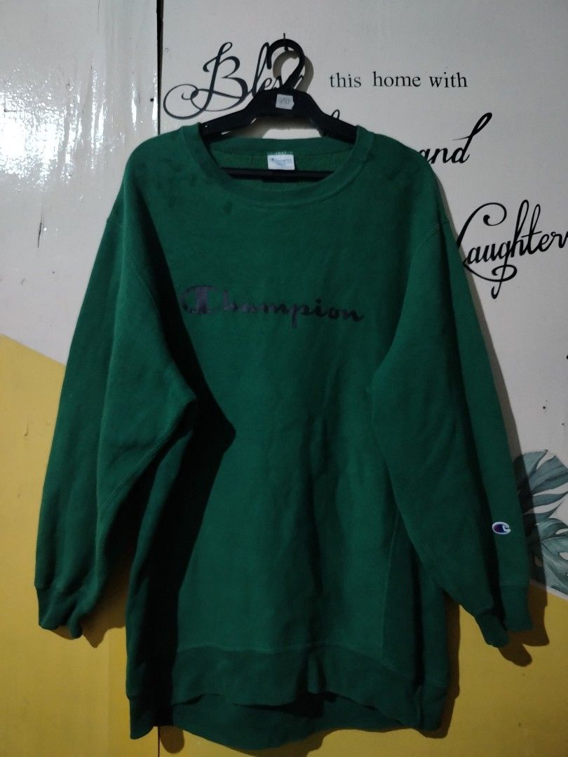 Green Champion Reverse Weave Sweatshirt (Category: Coats, Jackets and Outerwear) located in Caloocan City. Submitted by vincefresn21903 (Listing ID 1463258390, Image 1). Description: - Vintage green Champion sweatshirt - Iconic embroidered Champion logo on chest - Ribbed cuffs and hem for a snug fit - Ideal for comfortable and stylish everyday wear.