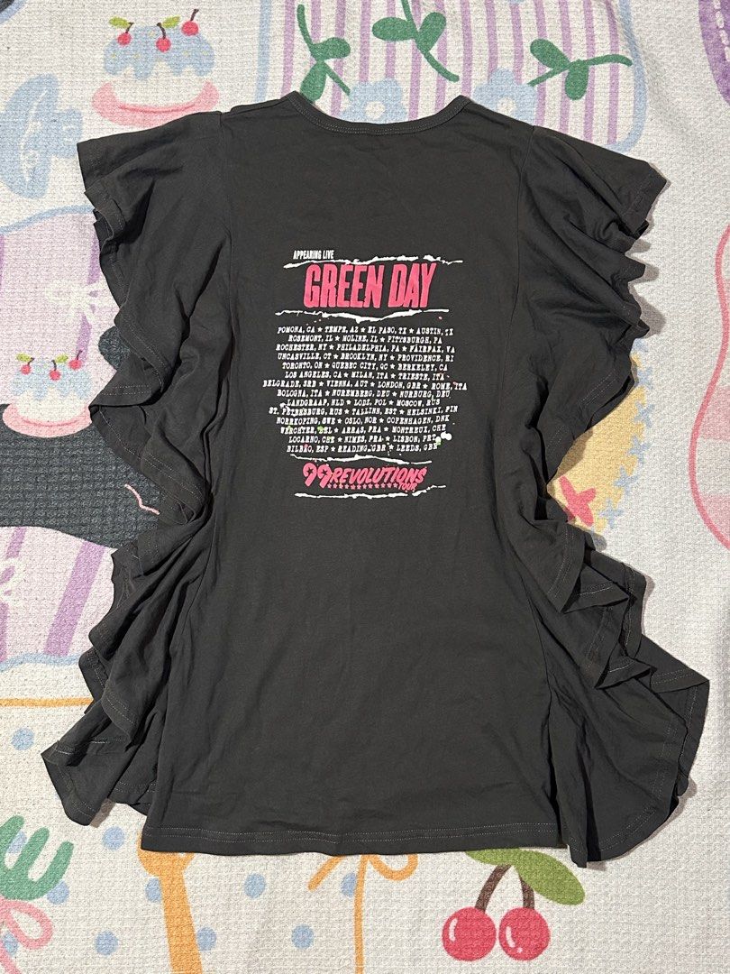 Green Day Gray Graphic Shirt (S-M) (Category: Shirts) located in Manila. Submitted by vintage_revo.ph (Listing ID 1463287191, Image 2). Description: .