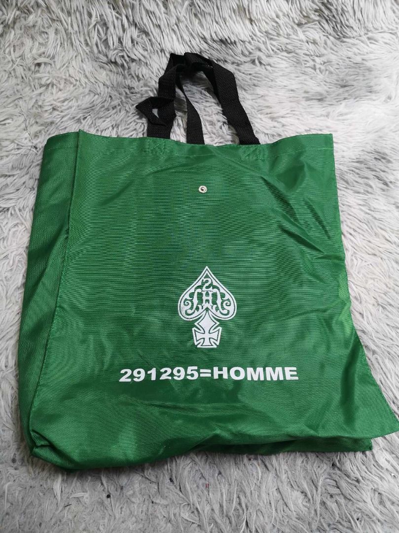 Green With Black Dual Handle Tote Bag (Category: Tote Bags) located in Santa Cruz. Submitted by jmy_surplus.2 (Listing ID 1463123265, Image 1). Description: Size ; L - 15 W - 13 Color ; Green Type ; Tote Bag Brand ; No brand Material ; Nylon Style ; Green Durable Tote Bag LR 129 JMY 3 Batch #223.