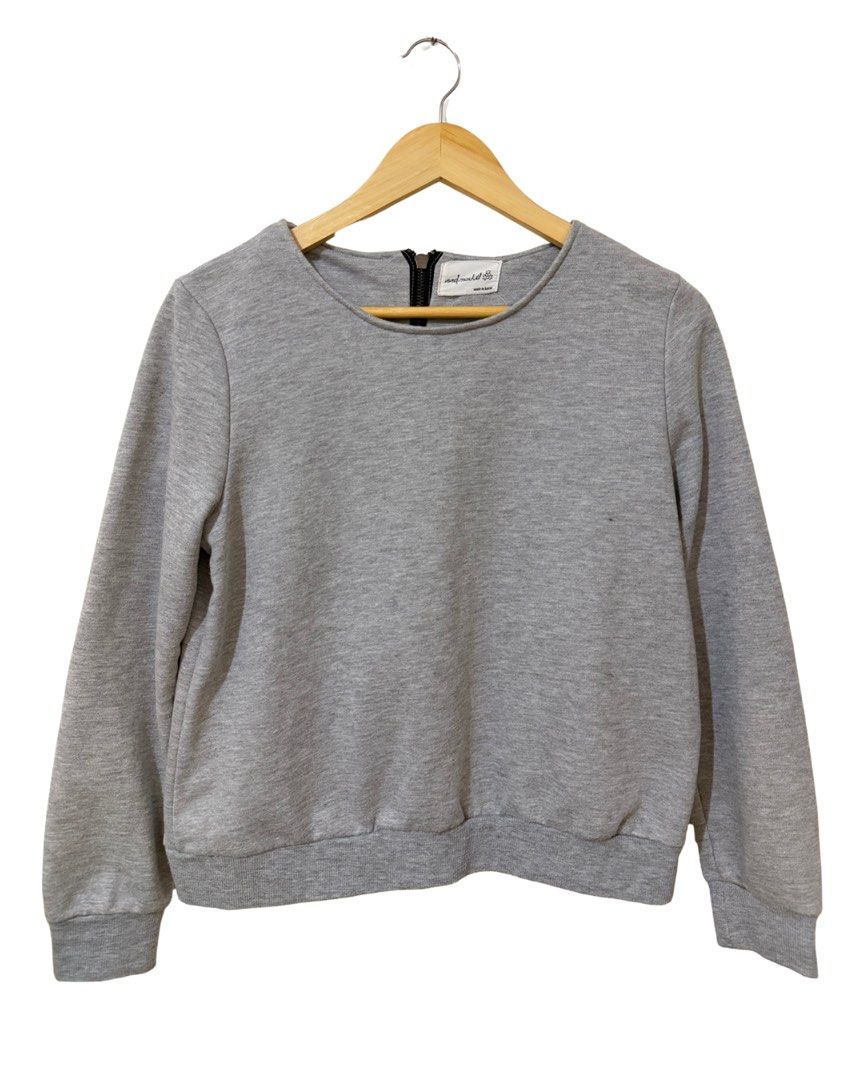 Grey Crewneck Sweatshirt with Back Zipper (Category: Longsleeves) located in Subic. Submitted by ciesells (Listing ID 1463150682, Image 1). Description: Bust: 40 Sleeve: 22in - Zipper detail at the back - No issues mop: bpi/maribank/maya.