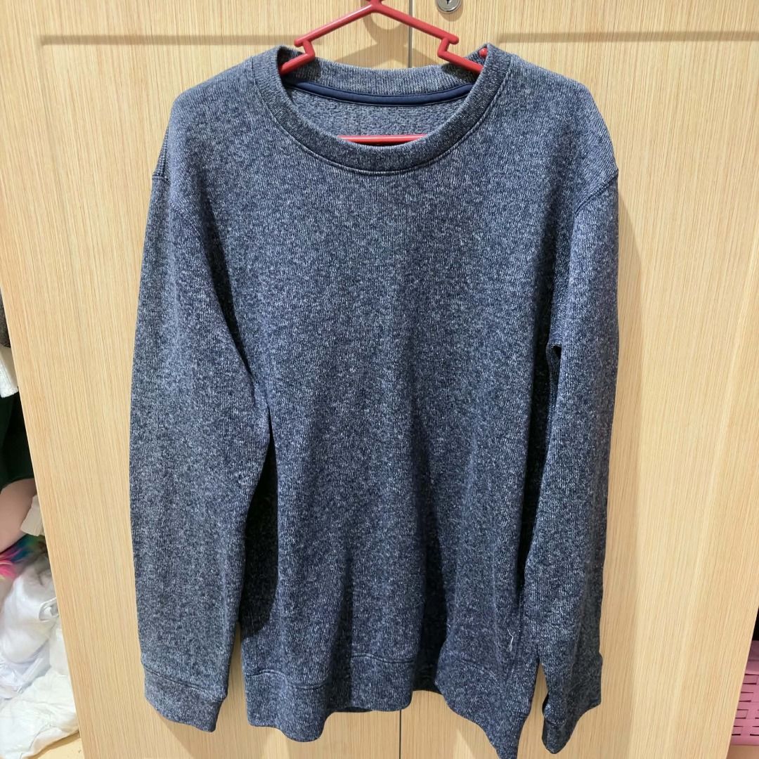 Grey Marled Long Sleeve Sweatshirt (Category: Longsleeves) located in Santa Rita. Submitted by john_valencia02 (Listing ID 1463220427, Image 1). Description: - Grey marled long sleeve sweatshirt - Classic crew neck design - Comfortable and casual style - Ideal for layering or wearing solo - Versatile: pairs well with jeans or shorts.