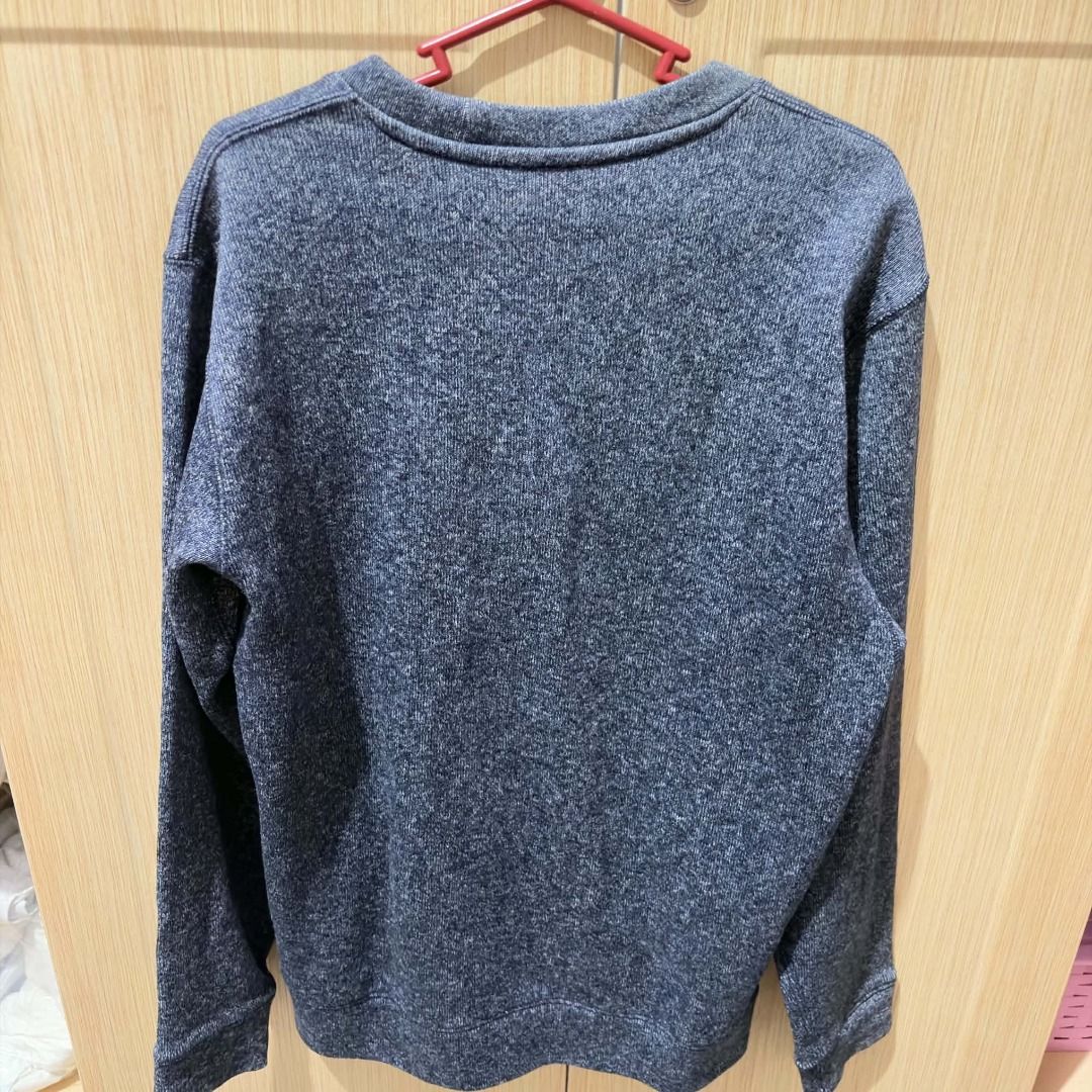 Grey Marled Long Sleeve Sweatshirt (Category: Longsleeves) located in Santa Rita. Submitted by john_valencia02 (Listing ID 1463220427, Image 2). Description: - Grey marled long sleeve sweatshirt - Classic crew neck design - Comfortable and casual style - Ideal for layering or wearing solo - Versatile: pairs well with jeans or shorts.