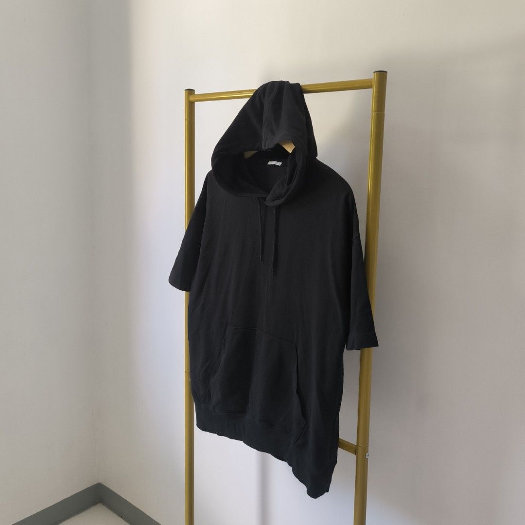 GU by uniqlo oversized pullover hoodie (Category: Hoodies) located in Guiguinto. Submitted by candlonlineshop (Listing ID 1463226250, Image 3). Description: ✨FIRST TO PAY BASIS✨ GU by UNIQL0 oversized pullover hoodie Size on tag: small Condition: 9.5/10 Width: 21.5" Length: 27" Flaw/s: none ₱350 + sf 📍Bulacan 🚚Sh0pee check out (SPX) | J&T express 📏 All measurements are taken using a tape measure while the clothes are hanging on a hanger. Pleas
