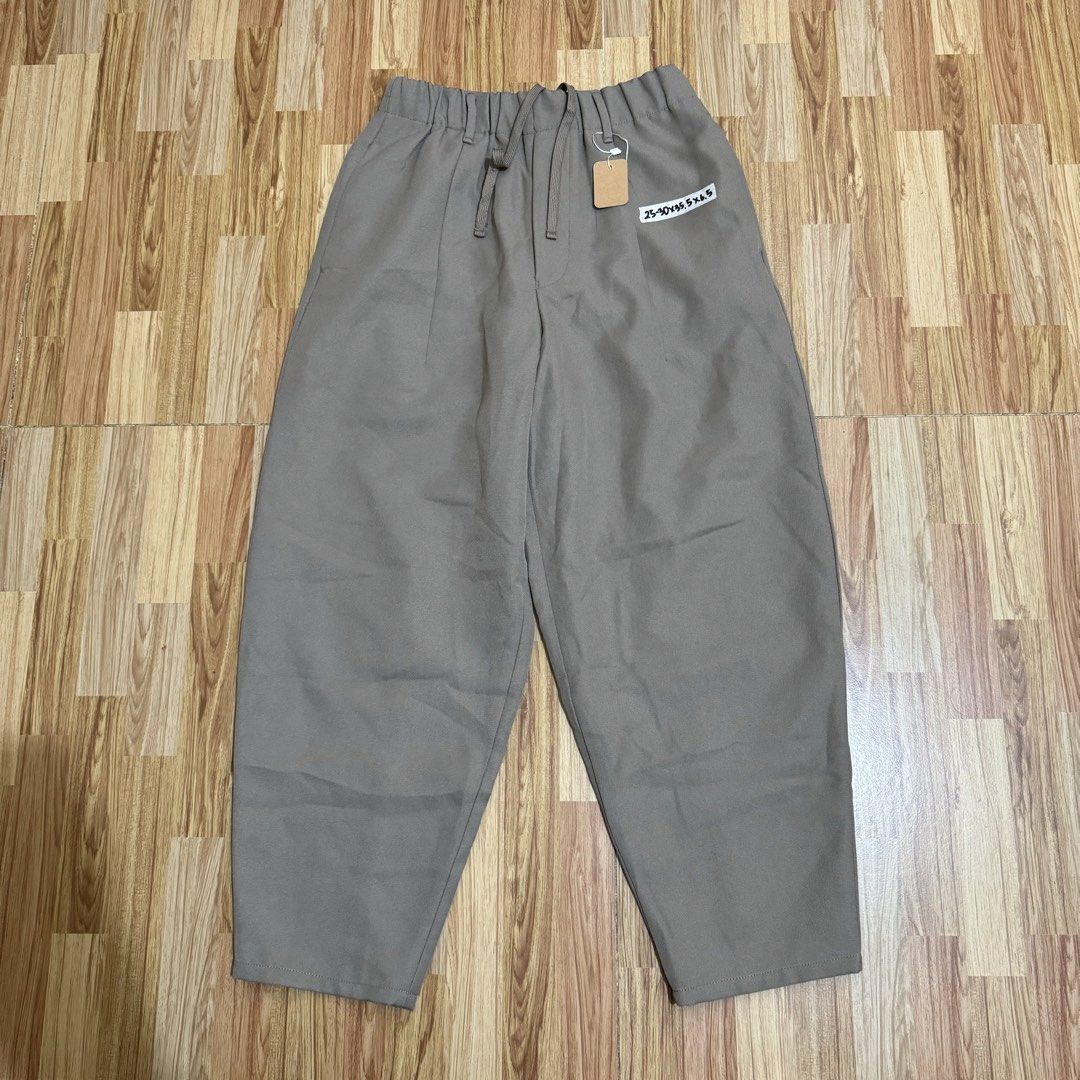 GU MEN’S BALLOON PANTS (Category: Trousers) located in Manila. Submitted by thrifthing_121102 (Listing ID 1463160709, Image 1). Description: GU MEN’S BALLOON PANTS •SIZE XS •WAIST - 25-30” •LENGTH - 35.5” •HEM - 6.5” •EXCELLENT CONDITION •NO ISSUES ₱499 + SF ✅All items are in excellent to new condition. ✅Color may vary due to lighting. 📦J&T Express or Lalamove Shipping. 💸Gcash Payment. 📍Moonwalk, Paranaque City.