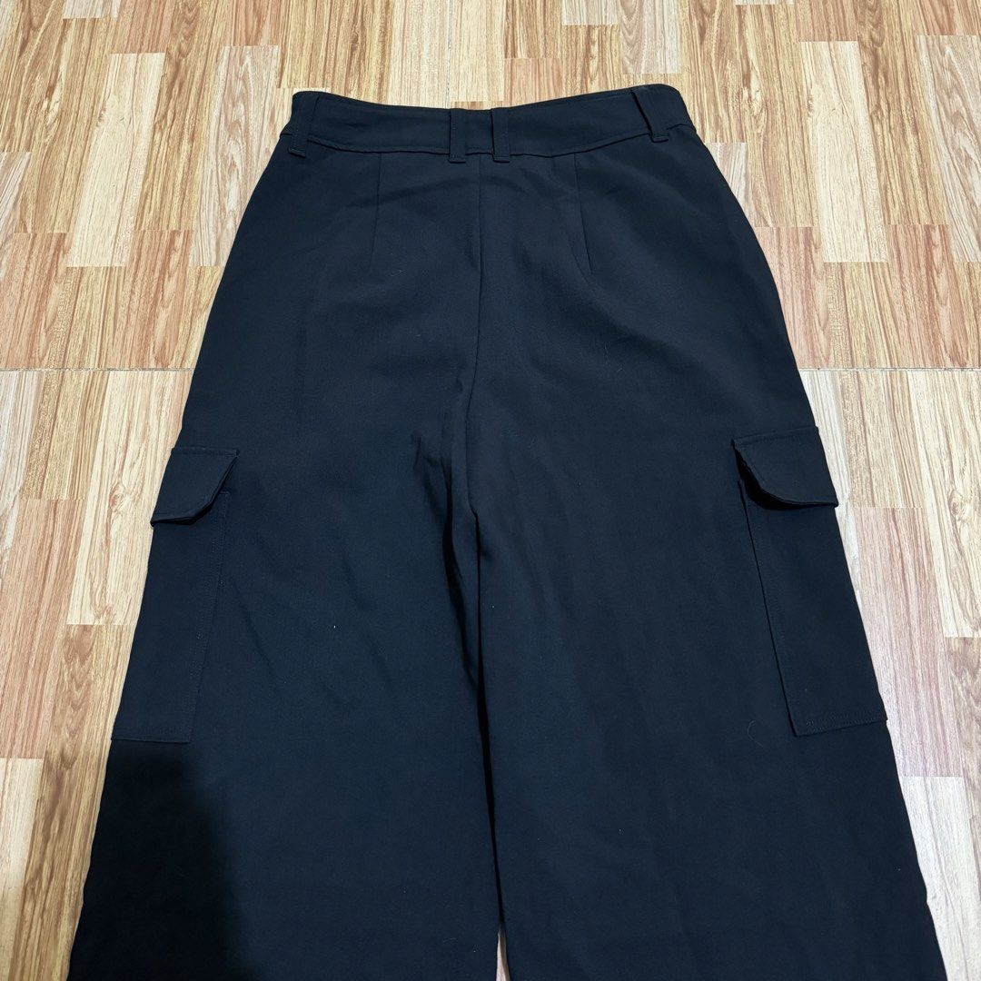 GU WOMEN’S CARGO WIDE PANTS (Category: Other Bottoms) located in Manila. Submitted by thrifthing_121102 (Listing ID 1463154170, Image 3). Description: GU WOMEN’S CARGO WIDE PANTS •SIZE SMALL •WAIST - 25” •LENGTH - 38” •HEM - 10” •EXCELLENT CONDITION •NO ISSUES ₱599 + SF ✅All items are in excellent to new condition. ✅Color may vary due to lighting. 📦J&T Express or Lalamove Shipping. 💸Gcash Payment. 📍Moonwalk, Paranaque City.