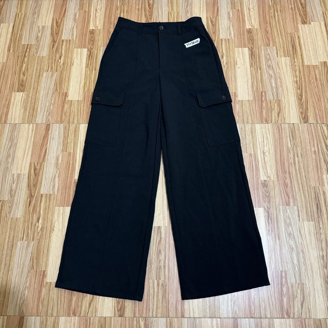GU WOMEN’S CARGO WIDE PANTS (Category: Other Bottoms) located in Manila. Submitted by thrifthing_121102 (Listing ID 1463154170, Image 1). Description: GU WOMEN’S CARGO WIDE PANTS •SIZE SMALL •WAIST - 25” •LENGTH - 38” •HEM - 10” •EXCELLENT CONDITION •NO ISSUES ₱599 + SF ✅All items are in excellent to new condition. ✅Color may vary due to lighting. 📦J&T Express or Lalamove Shipping. 💸Gcash Payment. 📍Moonwalk, Paranaque City.
