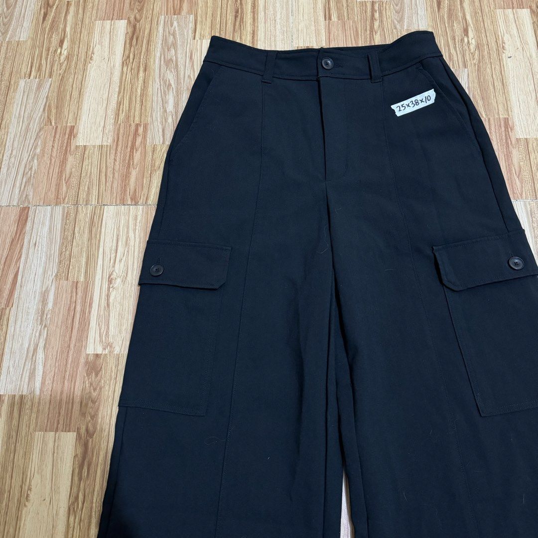 GU WOMEN’S CARGO WIDE PANTS (Category: Other Bottoms) located in Manila. Submitted by thrifthing_121102 (Listing ID 1463154170, Image 2). Description: GU WOMEN’S CARGO WIDE PANTS •SIZE SMALL •WAIST - 25” •LENGTH - 38” •HEM - 10” •EXCELLENT CONDITION •NO ISSUES ₱599 + SF ✅All items are in excellent to new condition. ✅Color may vary due to lighting. 📦J&T Express or Lalamove Shipping. 💸Gcash Payment. 📍Moonwalk, Paranaque City.
