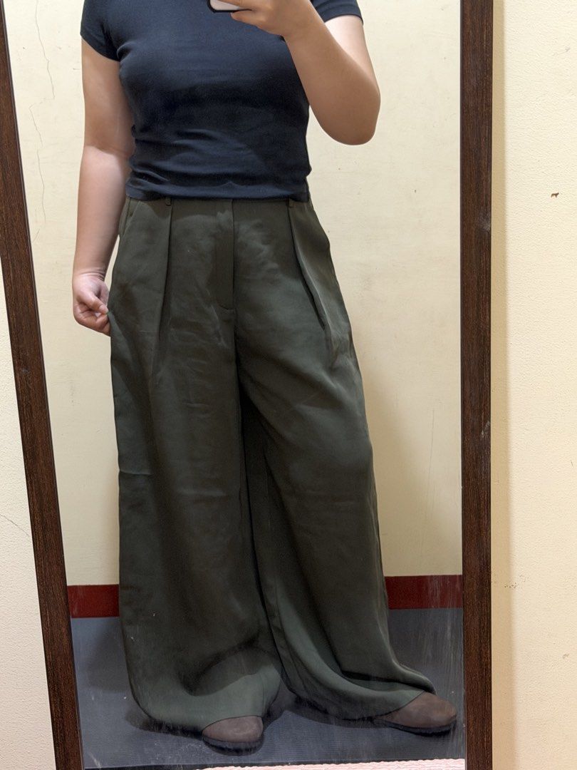 GU WOMEN’S WIDE TROUSER (Category: Other Bottoms) located in Manila. Submitted by thrifthing_121102 (Listing ID 1463154761, Image 2). Description: GU WOMEN’S WIDE TROUSER •SIZE LARGE •WAIST - 26-30” •LENGTH - 38.5” •HEM - 12.5” •EXCELLENT CONDITION •NO ISSUES ₱499 + SF ✅All items are in excellent to new condition. ✅Color may vary due to lighting. 📦J&T Express or Lalamove Shipping. 💸Gcash Payment. 📍Moonwalk, Paranaque City.