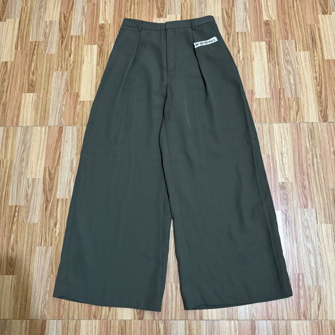 GU WOMEN’S WIDE TROUSER (Category: Other Bottoms) located in Manila. Submitted by thrifthing_121102 (Listing ID 1463154761, Image 1). Description: GU WOMEN’S WIDE TROUSER •SIZE LARGE •WAIST - 26-30” •LENGTH - 38.5” •HEM - 12.5” •EXCELLENT CONDITION •NO ISSUES ₱499 + SF ✅All items are in excellent to new condition. ✅Color may vary due to lighting. 📦J&T Express or Lalamove Shipping. 💸Gcash Payment. 📍Moonwalk, Paranaque City.
