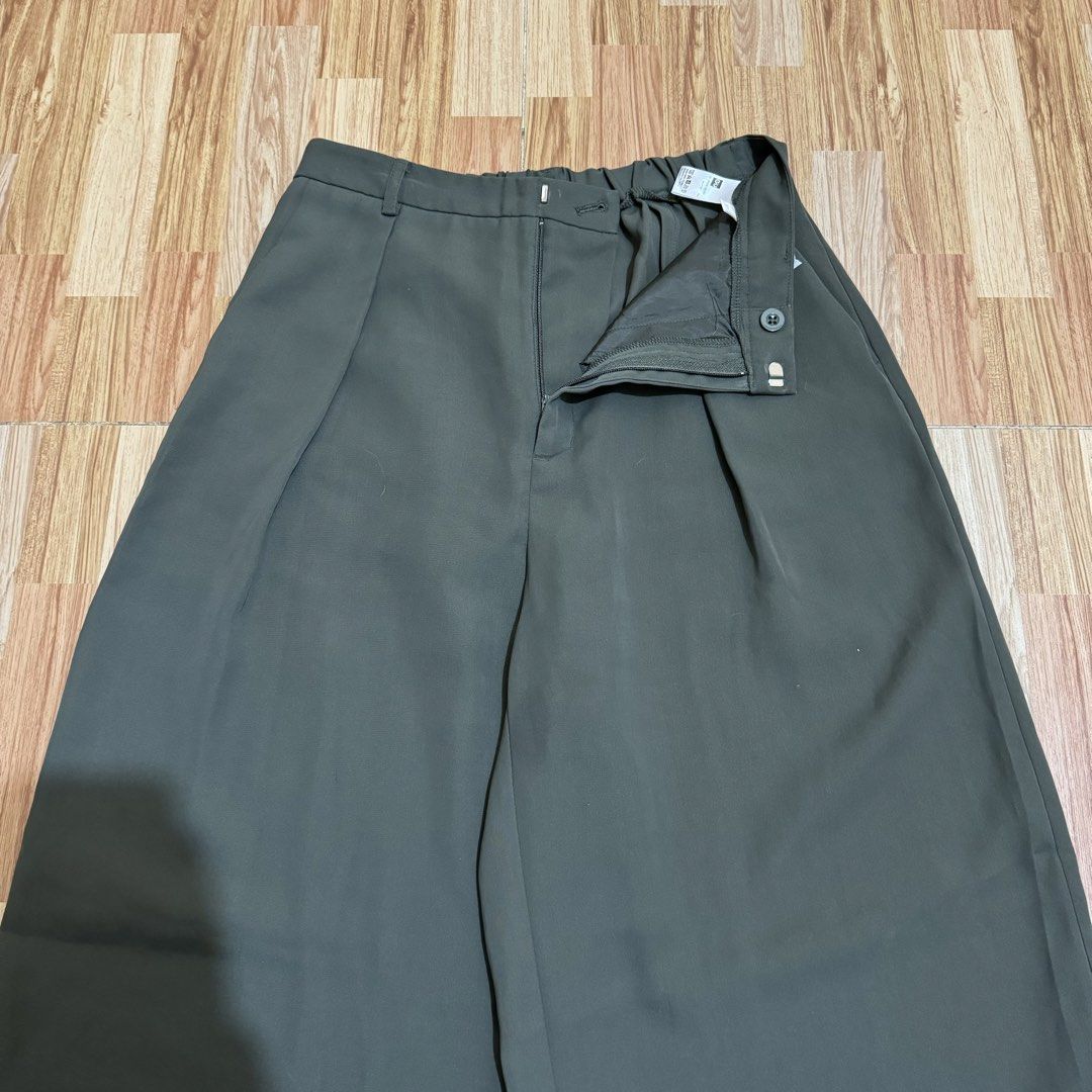 GU WOMEN’S WIDE TROUSER (Category: Other Bottoms) located in Manila. Submitted by thrifthing_121102 (Listing ID 1463154761, Image 3). Description: GU WOMEN’S WIDE TROUSER •SIZE LARGE •WAIST - 26-30” •LENGTH - 38.5” •HEM - 12.5” •EXCELLENT CONDITION •NO ISSUES ₱499 + SF ✅All items are in excellent to new condition. ✅Color may vary due to lighting. 📦J&T Express or Lalamove Shipping. 💸Gcash Payment. 📍Moonwalk, Paranaque City.