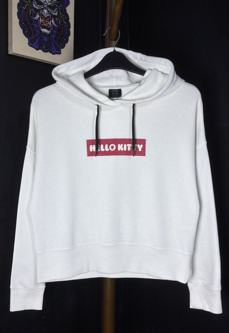 GU x Hello Kitty (Category: Coats, Jackets and Outerwear) located in Bacoor. Submitted by calvinmanzano13 (Listing ID 1463155775, Image 1). Description: - L = 20” | W = 20” - White hoodie with iconic red Kitty box logo - Made from a soft and comfortable cotton blend - Features adjustable drawstrings for the hood - Ideal for casual outings and everyday wear Notes: ☑️ Hand washed ☑️ Polished ☑️ Steam ironed.