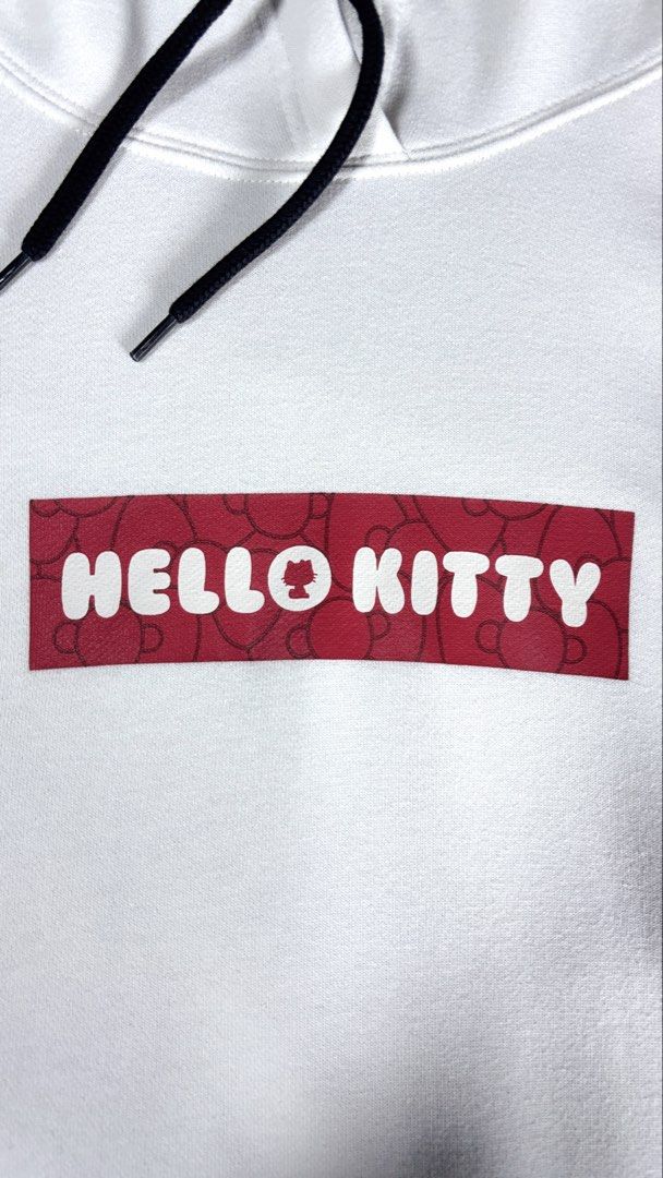 GU x Hello Kitty (Category: Coats, Jackets and Outerwear) located in Bacoor. Submitted by calvinmanzano13 (Listing ID 1463155775, Image 2). Description: - L = 20” | W = 20” - White hoodie with iconic red Kitty box logo - Made from a soft and comfortable cotton blend - Features adjustable drawstrings for the hood - Ideal for casual outings and everyday wear Notes: ☑️ Hand washed ☑️ Polished ☑️ Steam ironed.