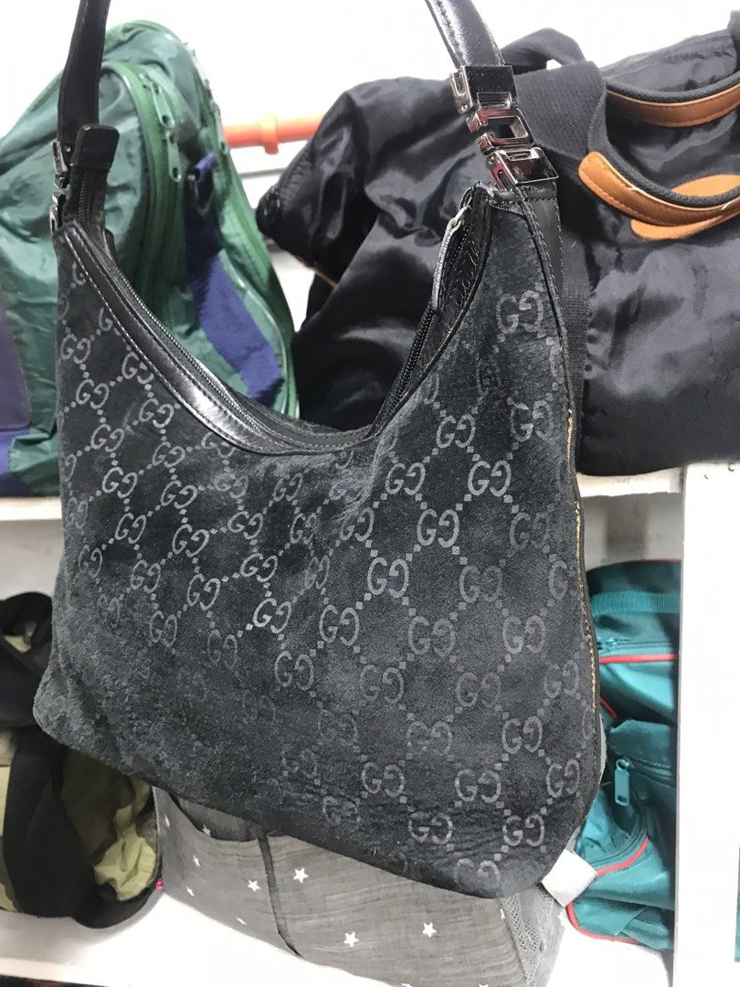 Gucci (Category: Shoulder Bags) located in Balete No 2. Submitted by troyesybang (Listing ID 1463296600, Image 2). Description: Gamuza leather strap no coding NGA KABILA SIDE MAY NUTNOT SA gG as see non photos Black no code Col black Zip ok.