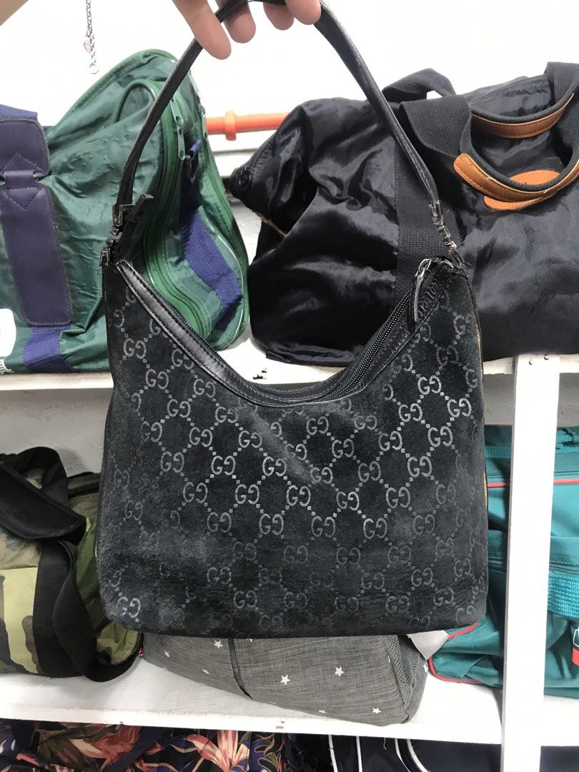 Gucci (Category: Shoulder Bags) located in Balete No 2. Submitted by troyesybang (Listing ID 1463296600, Image 1). Description: Gamuza leather strap no coding NGA KABILA SIDE MAY NUTNOT SA gG as see non photos Black no code Col black Zip ok.