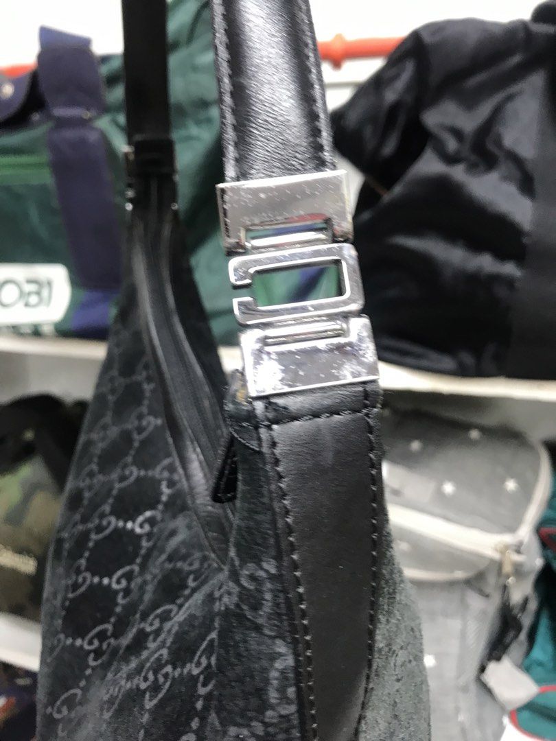 Gucci (Category: Shoulder Bags) located in Balete No 2. Submitted by troyesybang (Listing ID 1463296600, Image 3). Description: Gamuza leather strap no coding NGA KABILA SIDE MAY NUTNOT SA gG as see non photos Black no code Col black Zip ok.
