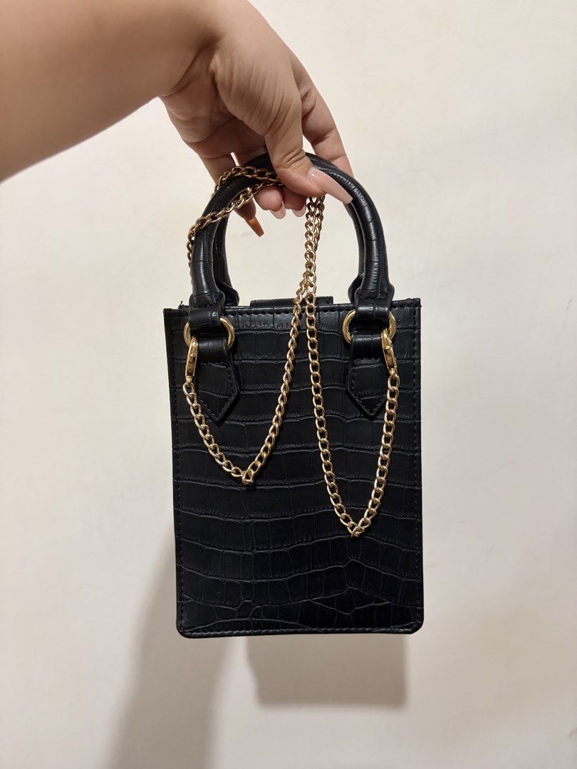 GUESS Black Croc-Embossed Mini Bag / Crossbody (Category: Cross-body Bags) located in Antipolo. Submitted by babybluear78052 (Listing ID 1463314139, Image 2). Description: GUESS mini structured bag in black croc-embossed finish with gold hardware 🖤 Can be worn as a handbag or crossbody/shoulder bag with the gold chain strap. * Black croc-embossed material * Gold GUESS hardware * Top handles * Gold chain strap * Structured shape * Very cute compa