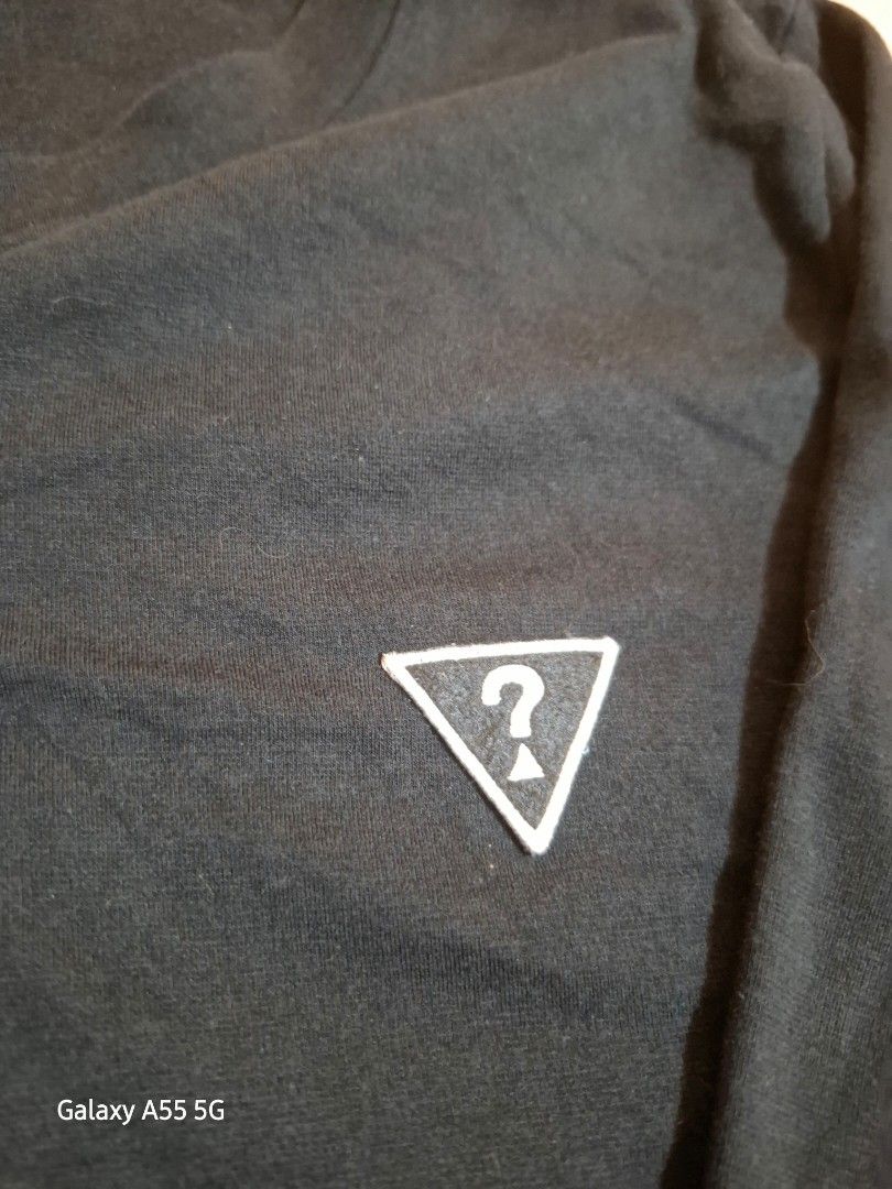 GUESS SWEATSHIRT (Category: Hoodies) located in Antipolo. Submitted by goldentiger-ac44 (Listing ID 1463267938, Image 2). Description: Guess sweatshirt Size small ro medium good condition price 375.