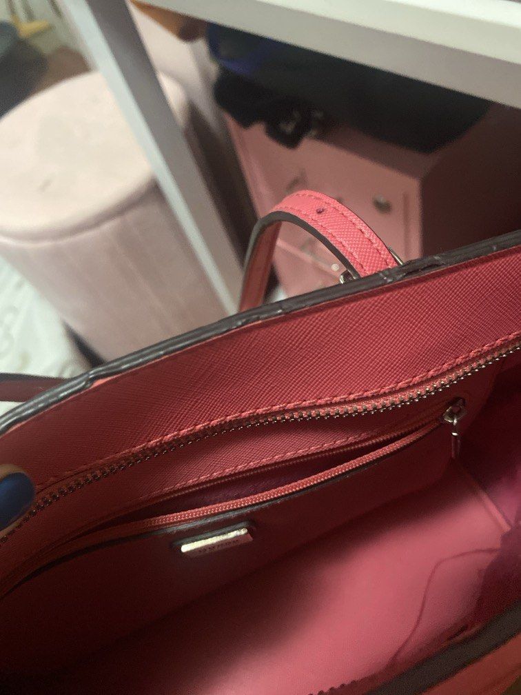 Guess Tote Bag (Category: Tote Bags) located in Davao. Submitted by sheymei (Listing ID 1463311190, Image 3). Description: Watermelon color Very clean interior and exterior With black tag Please offer your price. Thank you!.