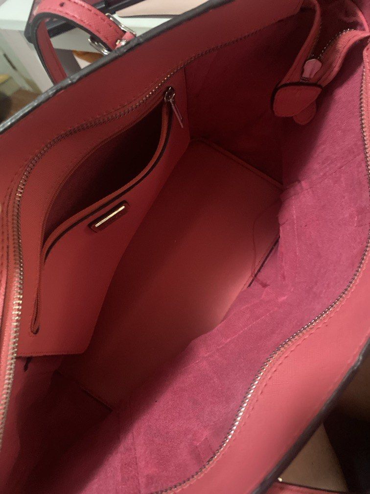 Guess Tote Bag (Category: Tote Bags) located in Davao. Submitted by sheymei (Listing ID 1463311190, Image 2). Description: Watermelon color Very clean interior and exterior With black tag Please offer your price. Thank you!.