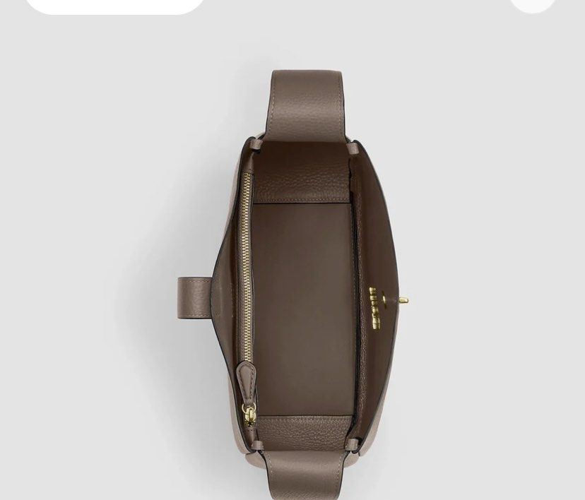 Hadley (Category: Luxury Bags & Wallets) located in Muntinlupa City. Submitted by mabelleadr46801 (Listing ID 1463136709, Image 3). Description: Timeless Luxury: Brand New Coach Hadley Leather Bag Direct from Canada🍁 .