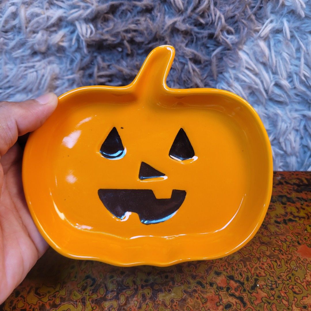 Halloween Jack-o'-Lantern Ceramic Catchall Dish / Trinket Plate. (Category: Other Home Decor) located in Pasig City. Submitted by hoa_japan_surplus_32023 (Listing ID 1463150106, Image 2). Description: 6x5 inches, approx. ❌️NON-COD ✅️ PAYMENT FIRST POLICY ✅️ FIRST TO PAY _____________________________________________ ‼️SHIPPING OPTION‼️ 📌Flash Express, J&T, Gogo Express, Lalamove or Personal Pick-up Location: PASIG CITY ___________________________