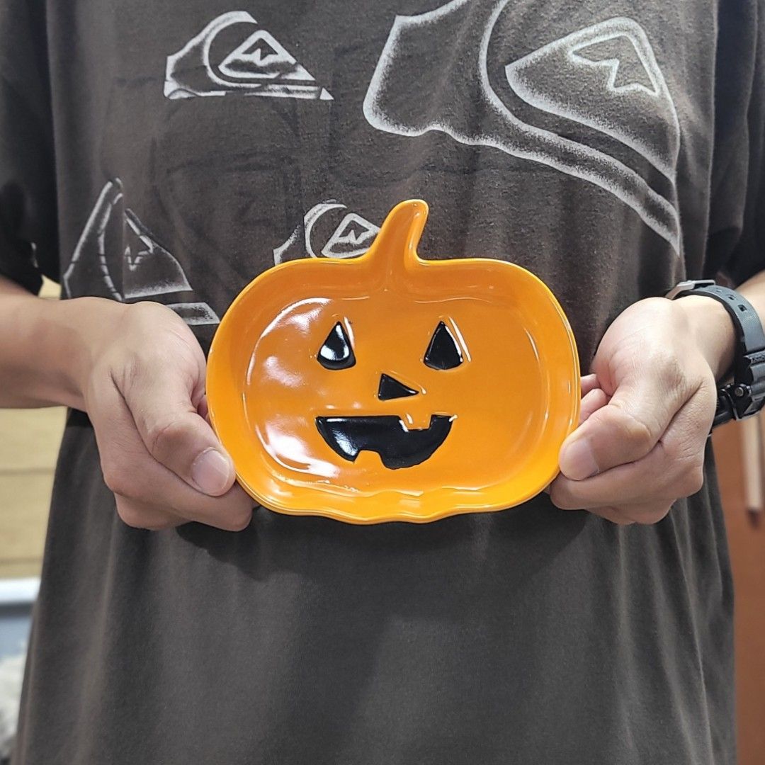 Halloween Jack-o'-Lantern Ceramic Catchall Dish / Trinket Plate. (Category: Other Home Decor) located in Pasig City. Submitted by hoa_japan_surplus_32023 (Listing ID 1463150106, Image 1). Description: 6x5 inches, approx. ❌️NON-COD ✅️ PAYMENT FIRST POLICY ✅️ FIRST TO PAY _____________________________________________ ‼️SHIPPING OPTION‼️ 📌Flash Express, J&T, Gogo Express, Lalamove or Personal Pick-up Location: PASIG CITY ___________________________