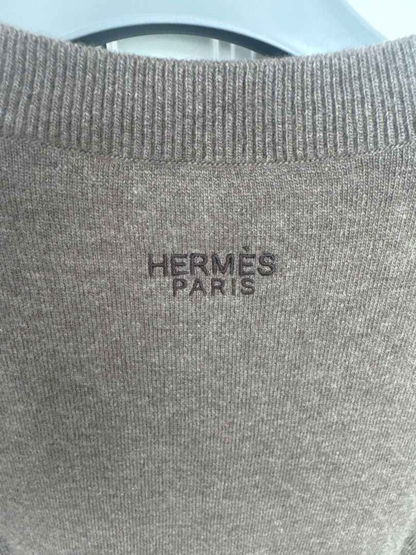 Hermes 羊毛冷衫 （分類：其他上衣）位於 Hong Kong。 由 ninisweet 提交（商品編號 1463193230，圖片 3）。簡介： Hermes 啡色短袖冷衫，前面有鼓仔圖案，好特別。98%羊毛，1%聚酰胺，1%彈性纖維。意大利製。。