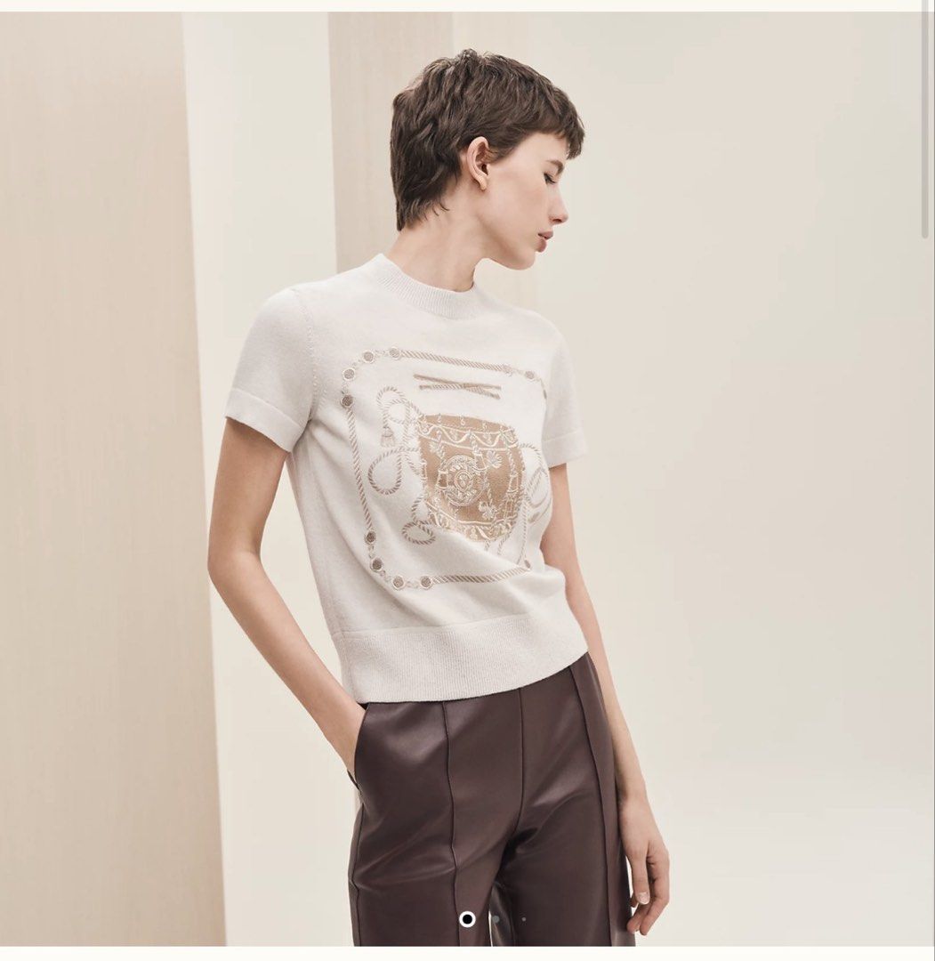 Hermes 羊毛冷衫 （分類：其他上衣）位於 Hong Kong。 由 ninisweet 提交（商品編號 1463193230，圖片 5）。簡介： Hermes 啡色短袖冷衫，前面有鼓仔圖案，好特別。98%羊毛，1%聚酰胺，1%彈性纖維。意大利製。。