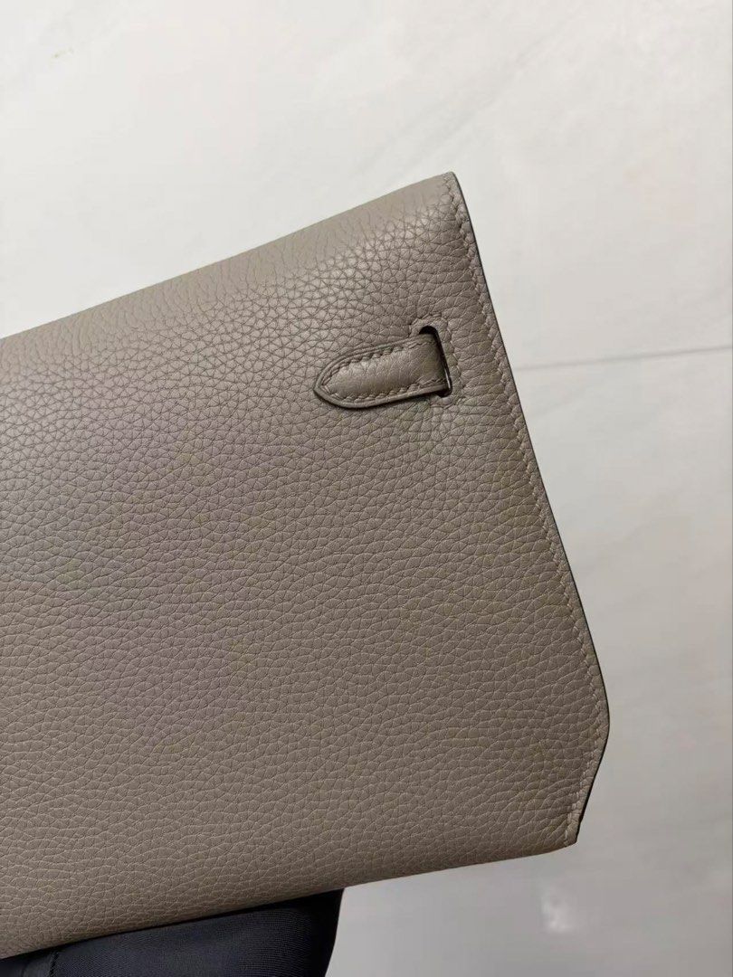 全手縫💯Hermes 手包 錫器灰 （分類：手袋及銀包）位於 Hong Kong。 由 ok-shop 提交（商品編號 1463208790，圖片 3）。簡介： 💰$3380 尺寸：25cm 材質：Togo 全手縫 顏色：多色選擇🎨 狀態：未使用品🆕 訂購：落單後大約3-7日寄出📦 💌購買前請注意以下事項： 💎本店為優質紫鑽認證商店 🎀本店為Carousell官方認證優質商戶 🎀本店設有平台交易保障，可安心購買 🎀本店已連續多年維持5⭐️好評商戶 🎀本店已開業6年，只此一間 ⚠️留意市面不少盜圖抄襲仿冒小店，勿隨意下單受騙～ 🆕未使用品，連原裝禮盒、防塵袋、全套fullset 📸所有貨品全實圖拍攝，設有品質保證，誠心經營，貨真價實 💯歡迎查看本店買家真實好評及訂單紀錄 📱查詢/預訂可隨時DM我，訊息會盡快回覆 。