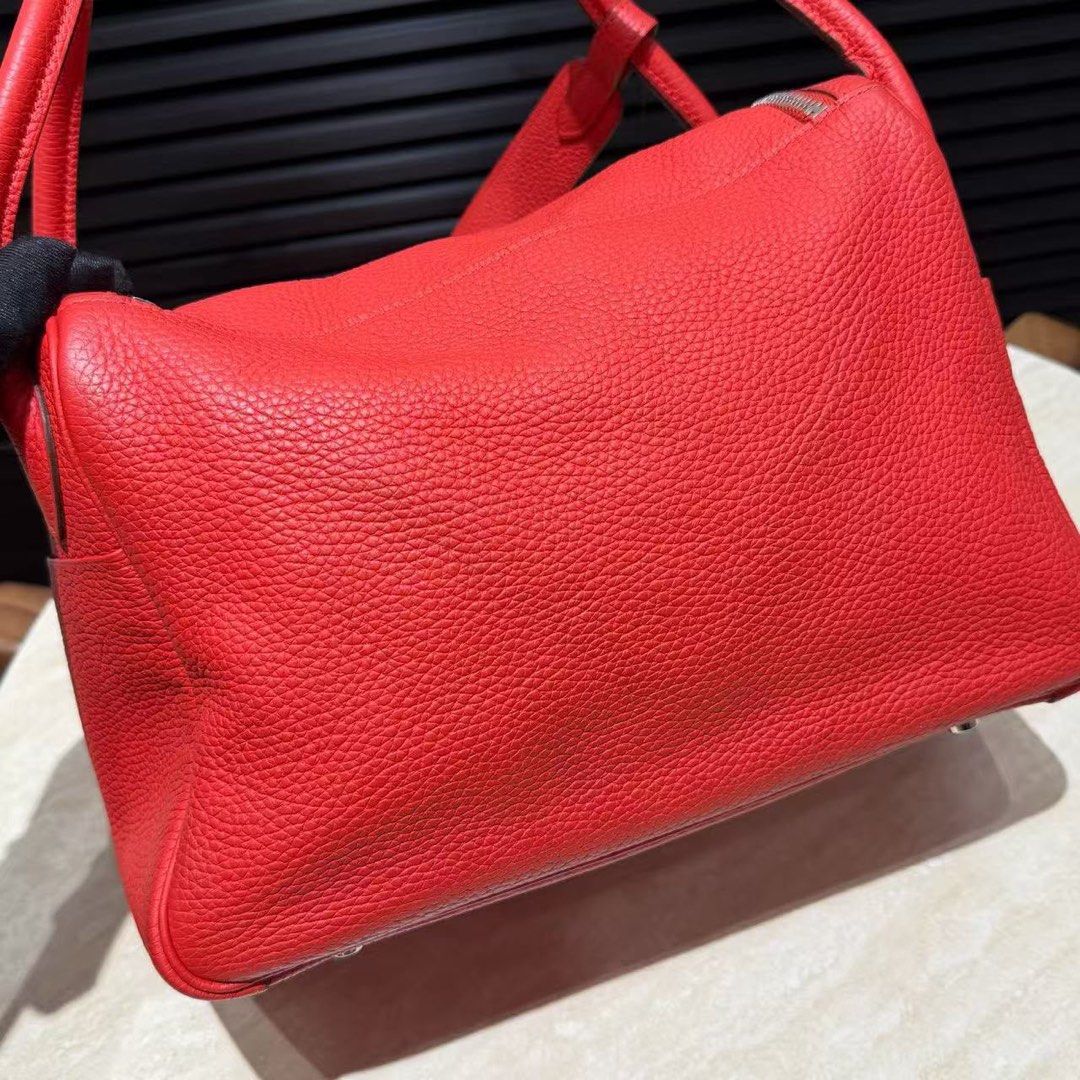 Hermes Lindy 30 （分類：手袋及銀包）位於 Hong Kong。 由 jluxhk 提交（商品編號 1463224937，圖片 2）。簡介： 尺寸/ Size ：30x19x16cm 配件 / Accessories：dustbag 新舊程度（因人而異） / New：95% 刻或編碼年份/Stamp or Code：Stamp X 本店商品編號：260921DW 人手量度有可能存在1-2cm誤差，以實物為準 (非門市現貨) 如確定要需80%訂金，5-6天到貨後到觀塘店交收及付尾款。 (Pre-order Only) 80% deposit required to confirm. Arrives in 5-6 days. Pick up & settle balance at Kwun Tong store. 📦 Worldwide Delivery 💳 Secure Credit Card Payment 觀塘店： 駱駝漆三期11樓U1 Mon - Sun 12:00