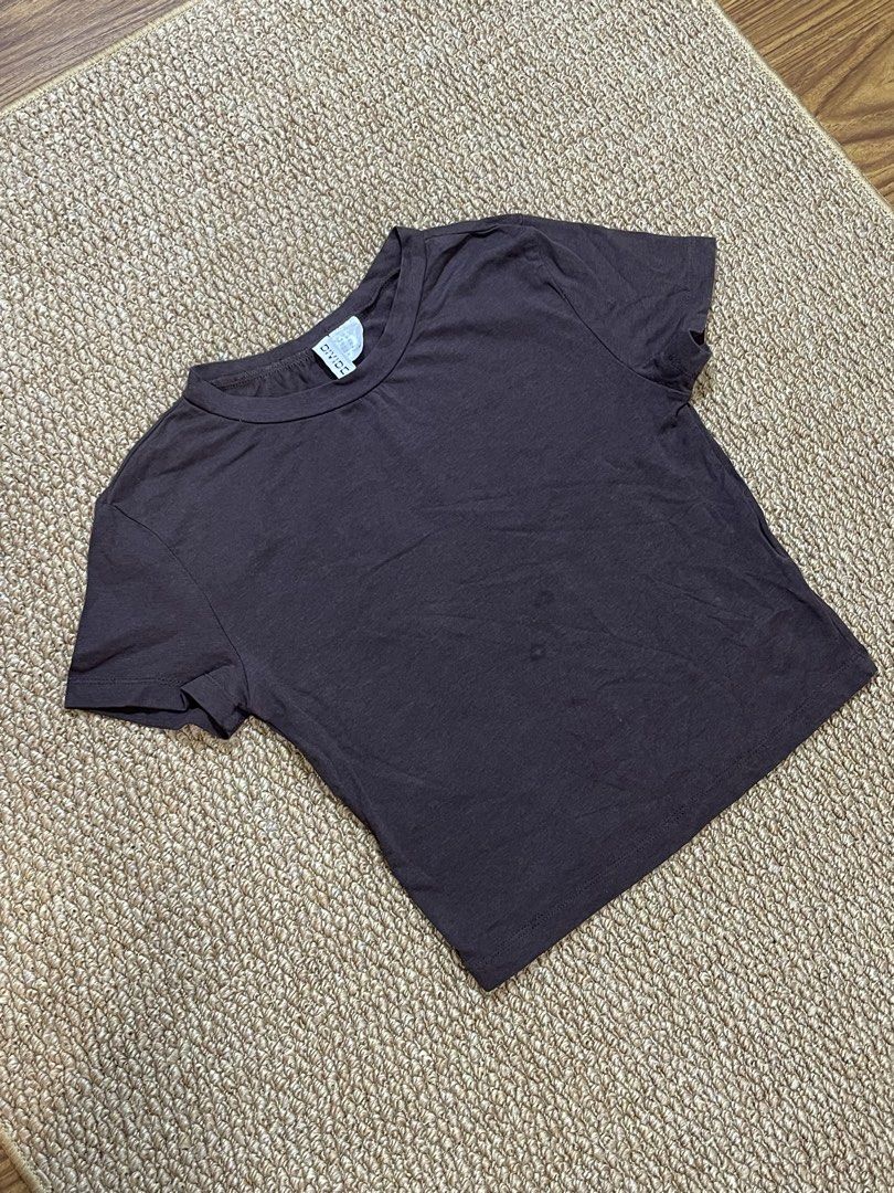 H&M Basic Dark Brown T-shirt - XS (Category: Shirts) located in Pasig City. Submitted by miafml-closet-cleanout (Listing ID 1463145450, Image 2). Description: - worn thrice - the 2 dots in front of the shirt will come off when washed! posted price is fixed! will not respond to hagglers. get a discount when you get 5+ items! 💵 mop: gcash / bdo / maribank / unionbank 🛵 courier: any. this is arranged by the buyer 🙅🏻‍♀️ no requested worn photos ❌