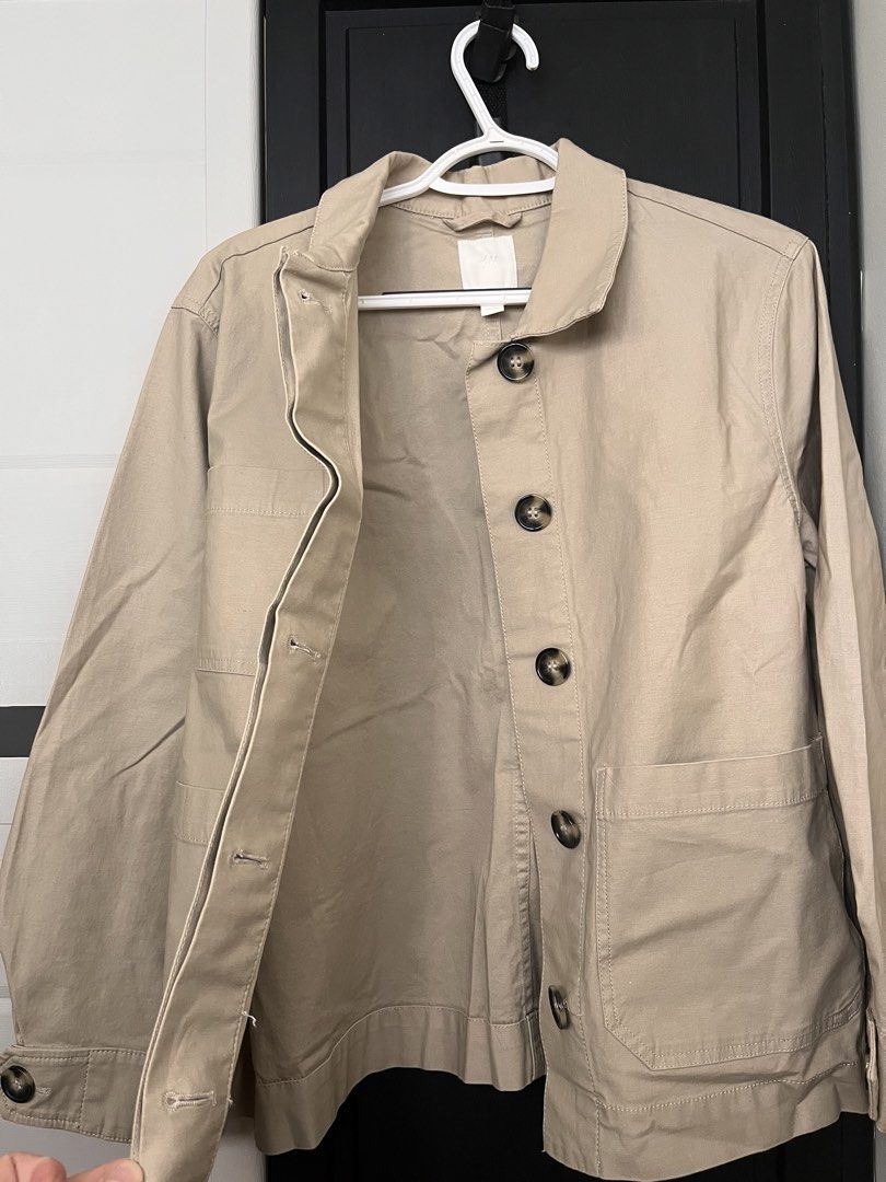 H&M Beige Cotton Twill Jacket (Category: Longsleeves) located in Manila. Submitted by hannaming (Listing ID 1463262886, Image 3). Description: Condition: The item doesn’t have flaws or imperfections. Size: 10 ( Fits S-M Lining Material: Cotton Fabric Type: Twill Colour: Beige Brand: H&M Size Type: Regular Style: Basic Jacket Theme: Army, 80s, 90s, worker, workman Features: Oversized, Pockets Season: Autumn, Spring, Summer .