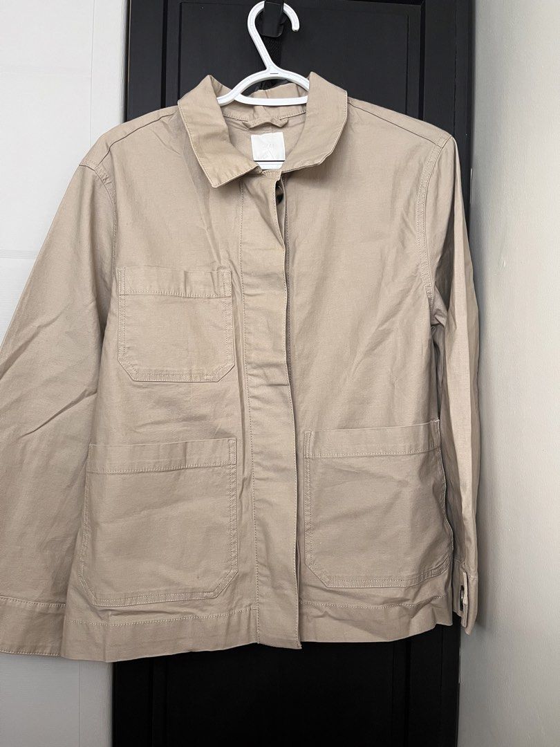 H&M Beige Cotton Twill Jacket (Category: Longsleeves) located in Manila. Submitted by hannaming (Listing ID 1463262886, Image 2). Description: Condition: The item doesn’t have flaws or imperfections. Size: 10 ( Fits S-M Lining Material: Cotton Fabric Type: Twill Colour: Beige Brand: H&M Size Type: Regular Style: Basic Jacket Theme: Army, 80s, 90s, worker, workman Features: Oversized, Pockets Season: Autumn, Spring, Summer .