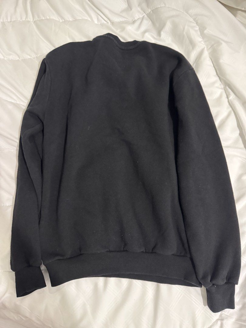 H&M Black Crew Neck Sweatshirt (Category: Tshirts & Polo Shirts ) located in Manila. Submitted by eronmalone (Listing ID 1463273352, Image 3). Description: Condi: 6.5/10 Signs of use Pit: 43cm Length: 64.5cm Shoulder: 46cm.