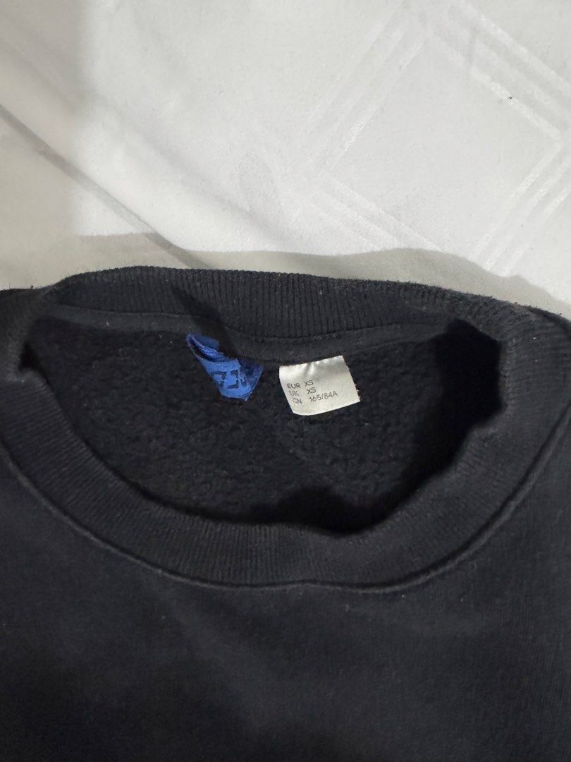H&M Black Crew Neck Sweatshirt (Category: Tshirts & Polo Shirts ) located in Manila. Submitted by eronmalone (Listing ID 1463273352, Image 2). Description: Condi: 6.5/10 Signs of use Pit: 43cm Length: 64.5cm Shoulder: 46cm.