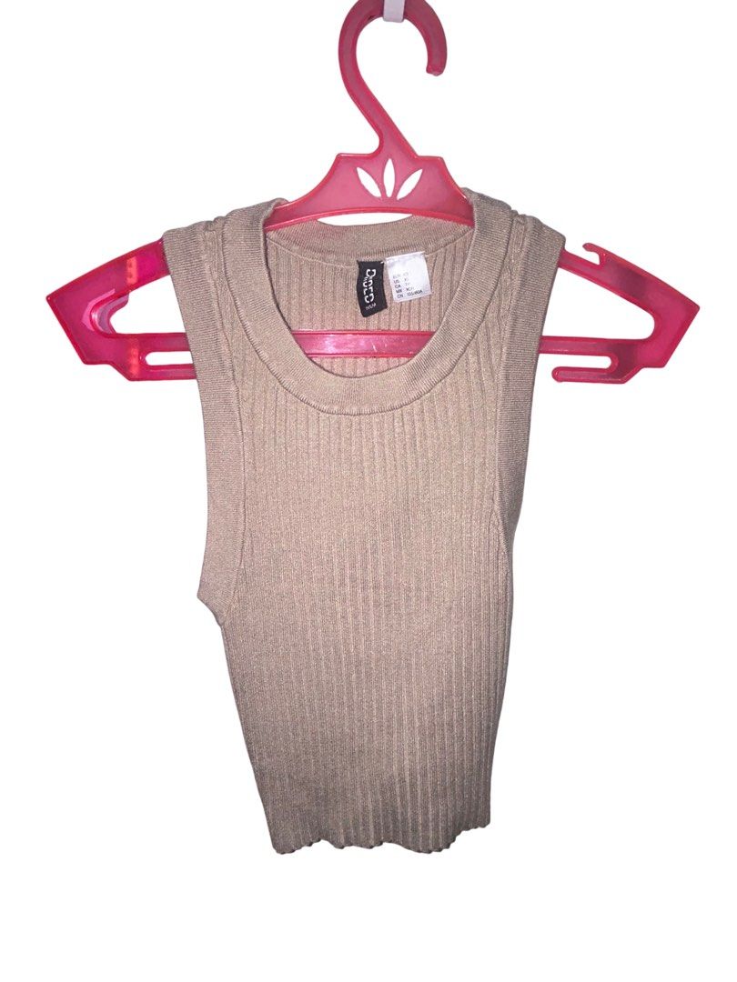 H&M cropped tank top (Category: Others Tops) located in Quezon City. Submitted by nicoleeel (Listing ID 1463215848, Image 1). Description: Cropped tank top.