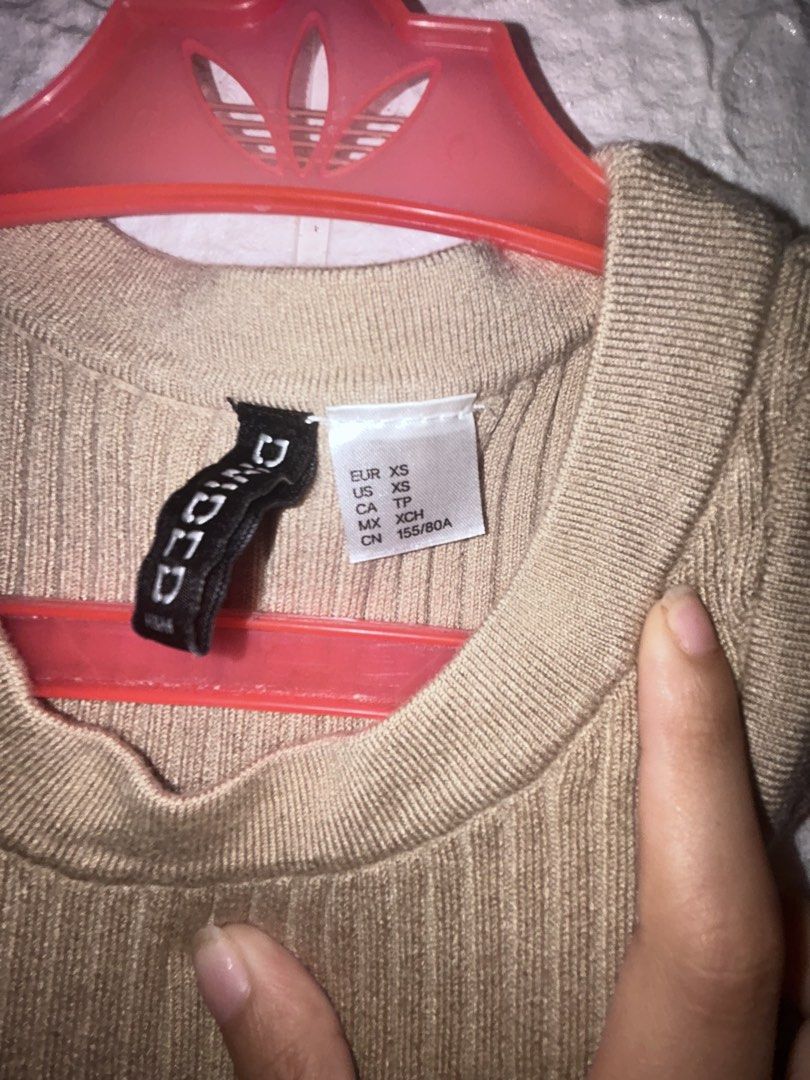 H&M cropped tank top (Category: Others Tops) located in Quezon City. Submitted by nicoleeel (Listing ID 1463215848, Image 3). Description: Cropped tank top.