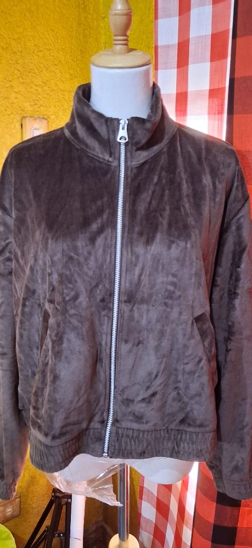 H&M Dark Brown Velour Zip-Through Jacket (Category: Coats, Jackets and Outerwear) located in Manila. Submitted by katkween23 (Listing ID 1463150966, Image 2). Description: - H&M Velour Zip-Through Jacket - Color: Dark Brown - High collar with full zip closure - Elasticated cuffs and hem - Two side pockets - Super comfy and stylish.