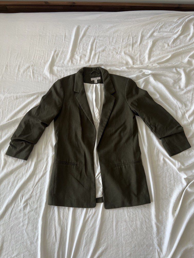 H&M Dark Green Blazer XS (Category: Coats, Jackets and Outerwear) located in Manila. Submitted by gentlefox.d9cb54 (Listing ID 1463143912, Image 1). Description: .