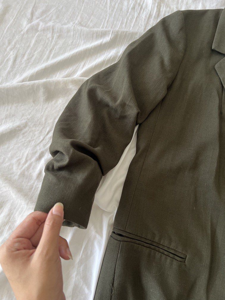 H&M Dark Green Blazer XS (Category: Coats, Jackets and Outerwear) located in Manila. Submitted by gentlefox.d9cb54 (Listing ID 1463143912, Image 3). Description: .