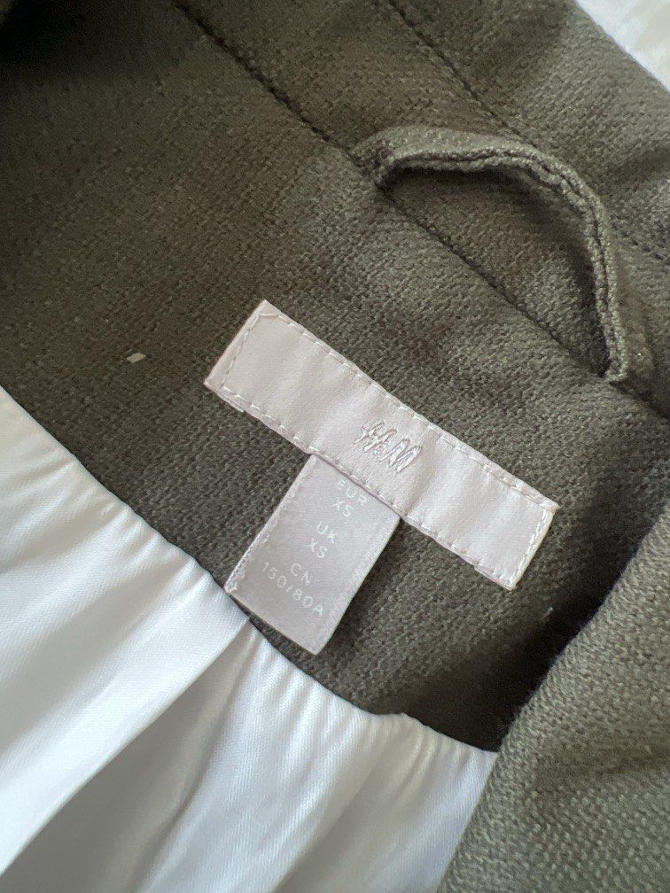 H&M Dark Green Blazer XS (Category: Coats, Jackets and Outerwear) located in Manila. Submitted by gentlefox.d9cb54 (Listing ID 1463143912, Image 2). Description: .
