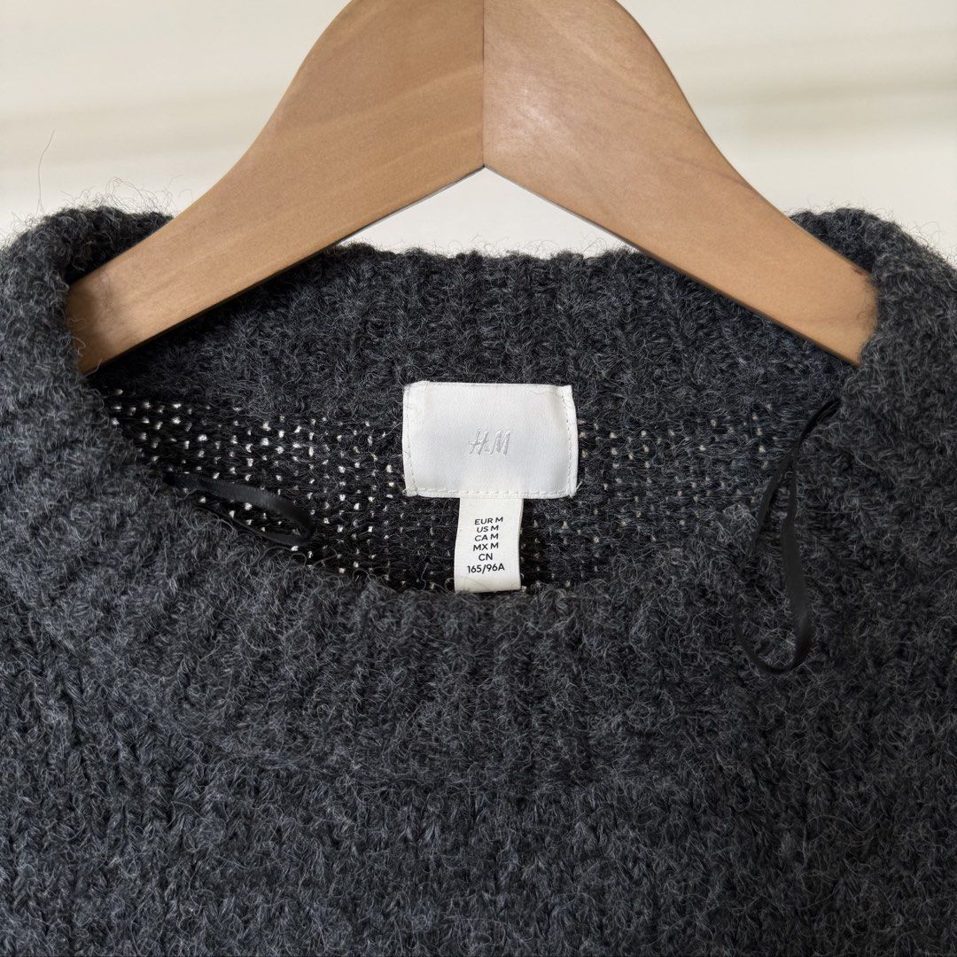 H&M Dark Grey Cropped Softknit Sweater (Category: Longsleeves) located in Baguio. Submitted by jnks_preloved (Listing ID 1463164788, Image 2). Description: - Dark grey cropped - semi-cropped knit sweater - Textured, fuzzy knit - Material: Blend of shell, alpaca, wool, and elastane - M on tag (S to M) - As New Fk if unsold: rfs: i have ganto na in other color and needs cash.