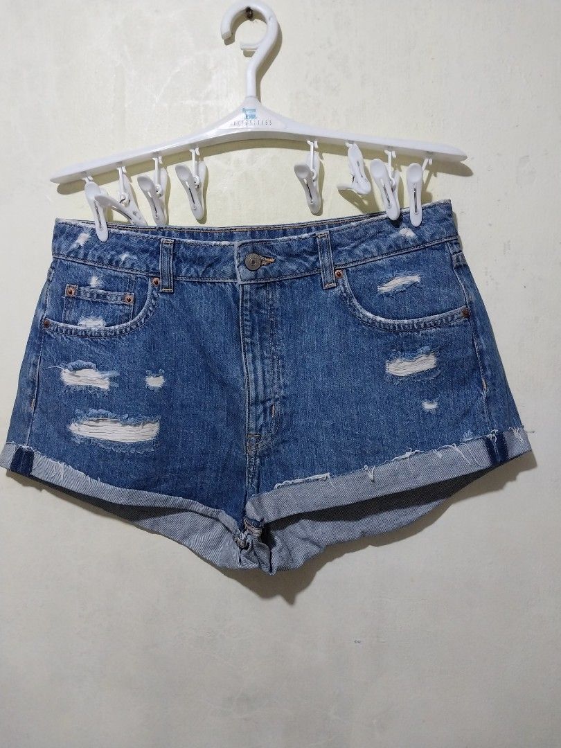 H&M denim tattered shorts (Category: Shorts) located in Manila. Submitted by PrinceDani.Clothing (Listing ID 1463232916, Image 1). Description: h&m denim shorts Size 34in waist 11in length excellent condition .