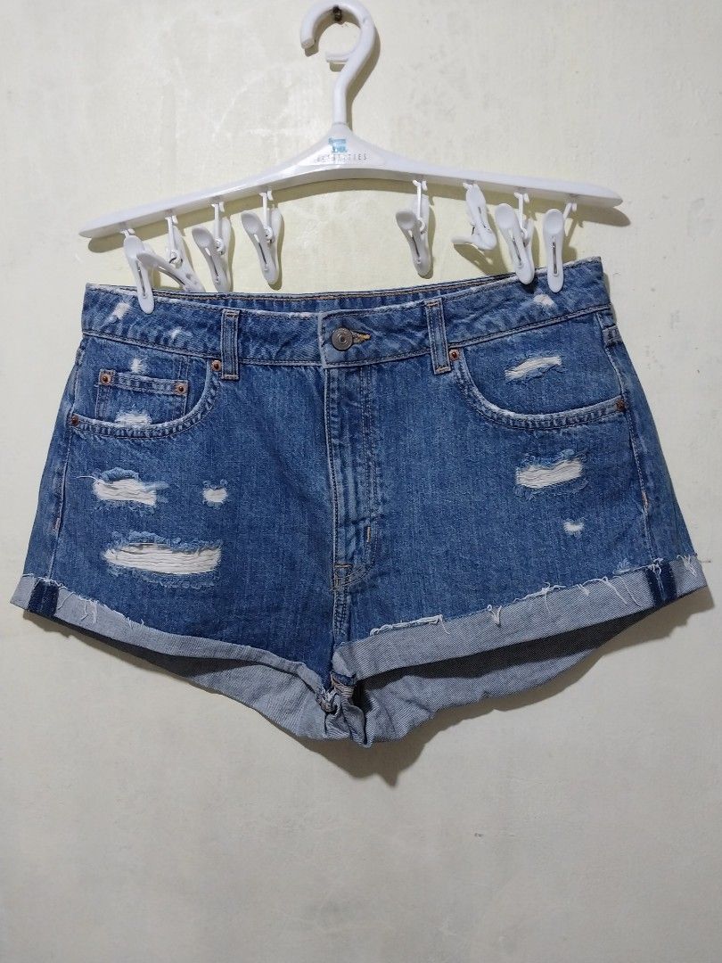 H&M denim tattered shorts (Category: Shorts) located in Manila. Submitted by PrinceDani.Clothing (Listing ID 1463232916, Image 2). Description: h&m denim shorts Size 34in waist 11in length excellent condition .