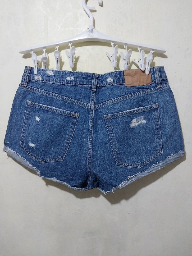 H&M denim tattered shorts (Category: Shorts) located in Manila. Submitted by PrinceDani.Clothing (Listing ID 1463232916, Image 3). Description: h&m denim shorts Size 34in waist 11in length excellent condition .