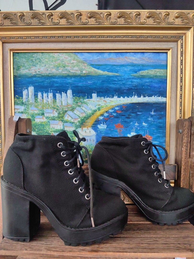 H&M Divided Canvas Platform Boots (Category: Boots) located in Calamba. Submitted by princesspauliney. (Listing ID 1463216999, Image 1). Description: Material: 100% cotton canvas upper with a thermoplastic rubber tread sole Design Features: High chunky block heel, ankle-high shaft, lace-up front with silver eyelets, and a thick lugged platform sole Shoppee check out Jnt direct courier Lalamove pick up Calamba laguna First to pay basis.