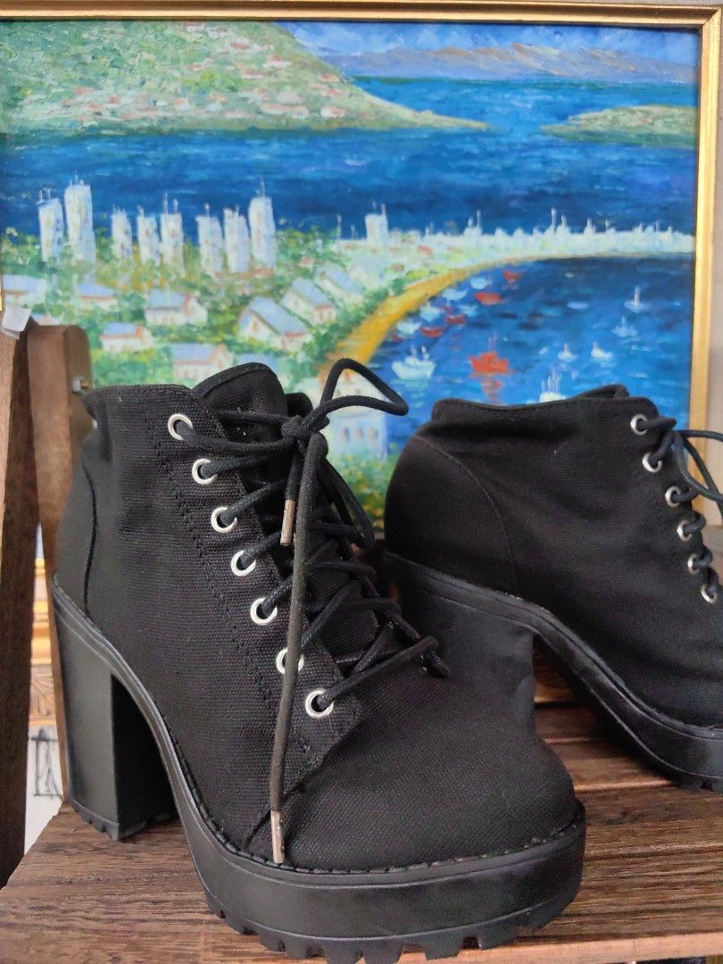 H&M Divided Canvas Platform Boots (Category: Boots) located in Calamba. Submitted by princesspauliney. (Listing ID 1463216999, Image 2). Description: Material: 100% cotton canvas upper with a thermoplastic rubber tread sole Design Features: High chunky block heel, ankle-high shaft, lace-up front with silver eyelets, and a thick lugged platform sole Shoppee check out Jnt direct courier Lalamove pick up Calamba laguna First to pay basis.