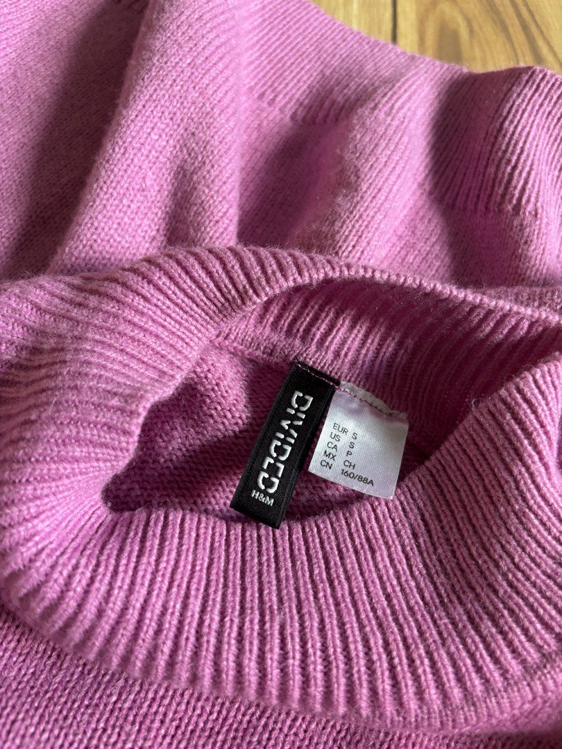H&M Divided Pink Mock Neck Cropped Sweater (Category: Longsleeves) located in Baguio. Submitted by pinkynj (Listing ID 1463187157, Image 2). Description: - H&M Divided pink mock neck sweater - Cropped fit - Ribbed cuffs and hem - Comfortable knit material - Ideal for layering or wearing solo.
